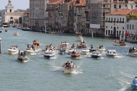 Policiers, journalistes et photographes en vaporetto - George Clooney et sa femme Amal Alamuddin se rendent en vaporetto au palais de Ca Farsetti à Venise, le 29 septembre 2014 pour leur mariage civil à la mairie de Venise qui va officialiser la cérémonie de samedi soir.