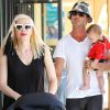 La chanteuse Gwen Stefani et son mari Gavin Rossdale avec leurs enfants, le 25 octobre 2014 à Los Angeles.