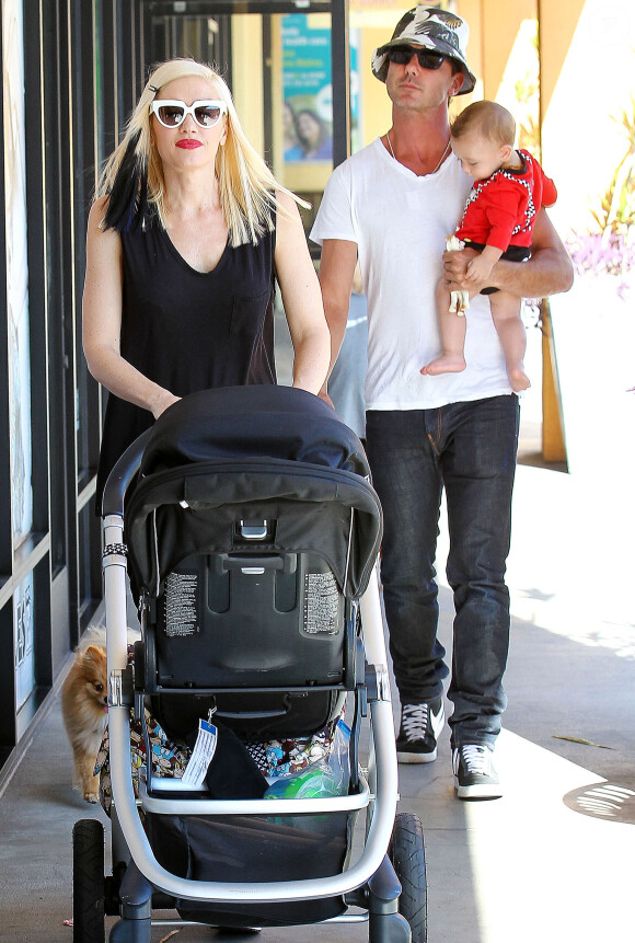 La chanteuse Gwen Stefani et son mari Gavin Rossdale avec leurs enfants, le 25 octobre 2014 à Los Angeles.