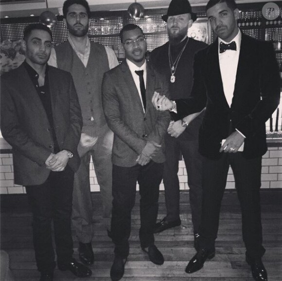 Drake, sur son 31, fête ses 28 ans avec ses amis. Octobre 2014.