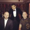 Drake et 40 ("Forty", de son vrai nom Noah Shebib, assis à gauche) lors de son dîner d'anniversaire. Octobre 2014.
