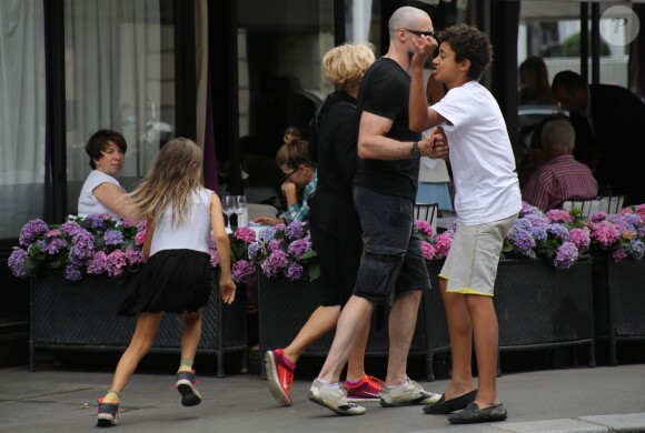 Exclusif - Hugh Jackman emmène sa femme Deborah et ses enfants Ava et oscar au restaurant l'Avenue à Paris le 3 août 2014.