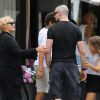 Exclusif - La star Hugh Jackman emmène sa femme Deborah et ses enfants Ava et oscar au restaurant l'Avenue à Paris le 3 août 2014.