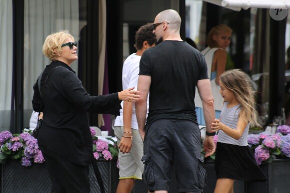 Exclusif - La star Hugh Jackman emmène sa femme Deborah et ses enfants Ava et oscar au restaurant l'Avenue à Paris le 3 août 2014.