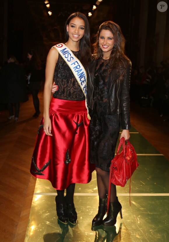 Flora Coquerel (Miss France 2014) et Malika Ménard au défilé de mode Oscar Carvallo Haute Couture Printemps-Ete 2014, à la mairie du 4e arrondissement à Paris, le 21 janvier 2014