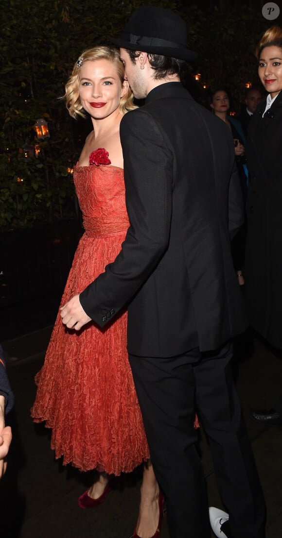 Sienna Miller et son mari Tom Sturridge arrivent à la Chiltern Firehouse pour assister à la soirée d'anniversaire de Mario Testino, sur le thème de "Gatsby le Magnifique". Londres, le 29 octobre 2014.