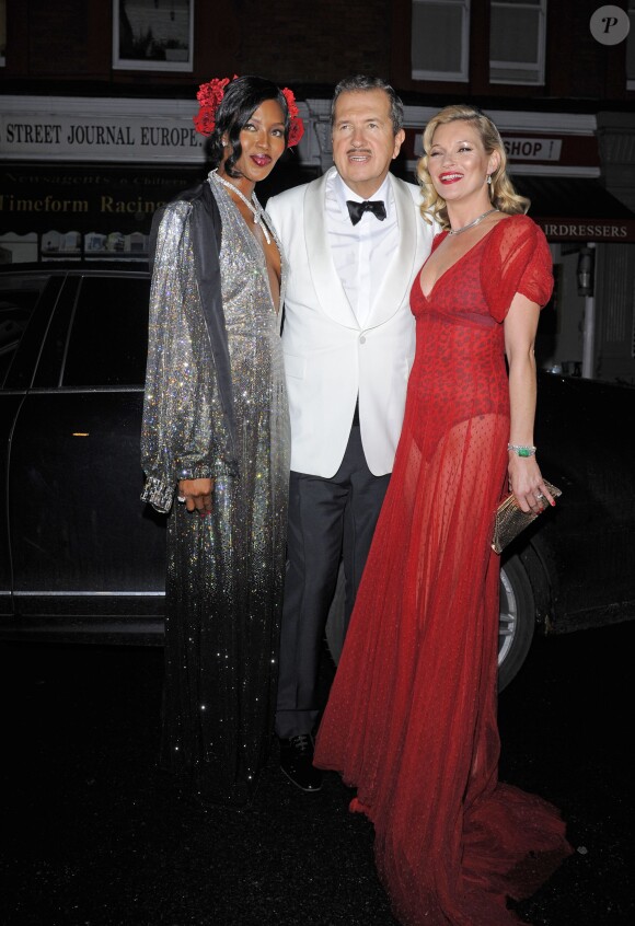 Mario Testino, escortée par Naomi Campbell et Kate Moss lors de sa soirée d'anniversaire à la Chiltern Firehouse. Londres, le 29 octobre 2014.