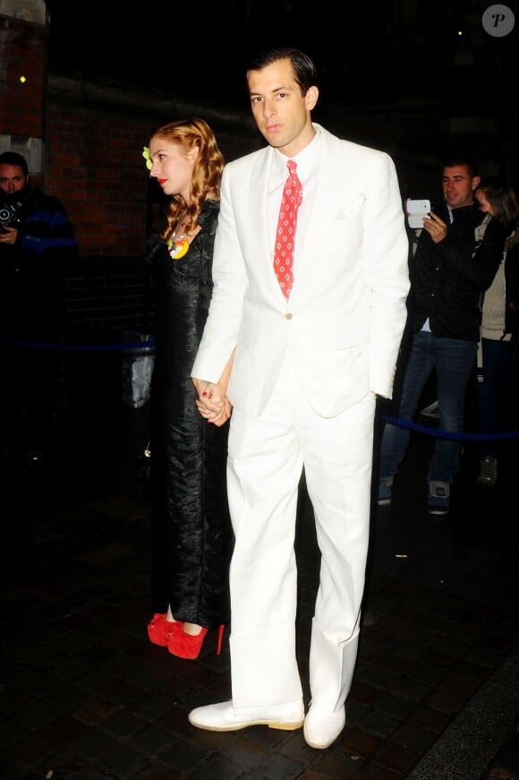 Joséphine de la Baume et Mark Ronson arrivent à la Chiltern Firehouse pour assister à la soirée d'anniversaire de Mario Testino, sur le thème de "Gatsby le Magnifique". Londres, le 29 octobre 2014.