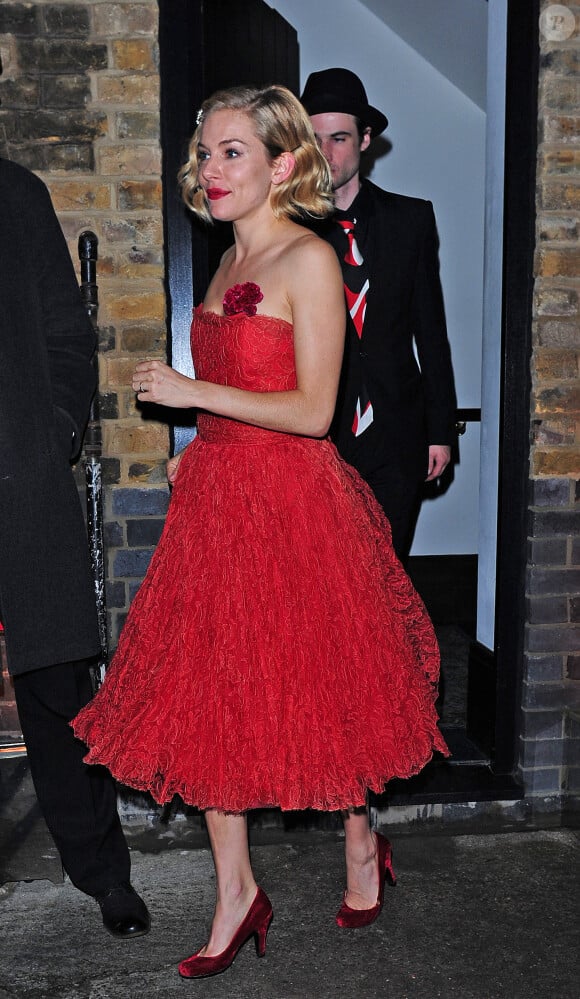 Sienna Miller et Tom Sturridge quittent la Chiltern Firehouse à l'issue de la soirée d'anniversaire de Mario Testino. Londres, le 29 octobre 2014.