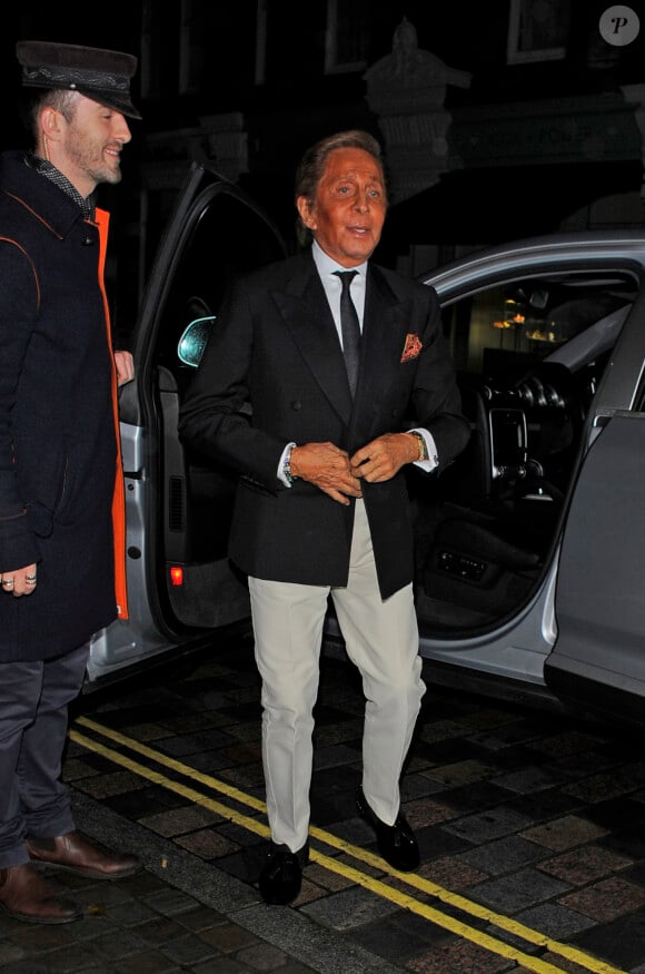 Valentino Garavani arrive à la Chiltern Firehouse pour assister à la soirée d'anniversaire de Mario Testino. Londres, le 29 octobre 2014.