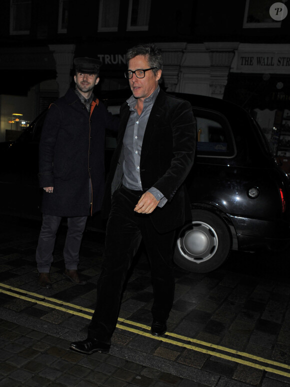 Hugh Grant arrive à la Chiltern Firehouse pour assister à la soirée d'anniversaire de Mario Testino. Londres, le 29 octobre 2014.