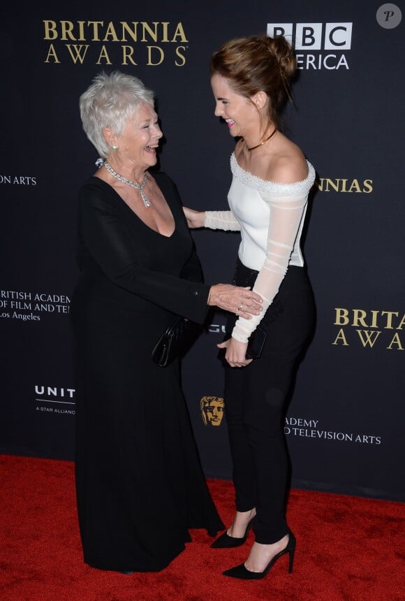 Judi Dench et Emma Watson lors des Britannia Awards des BAFTA à Los Angeles, au sein du Beverly Hilton Hotel le 30 octobre 2014