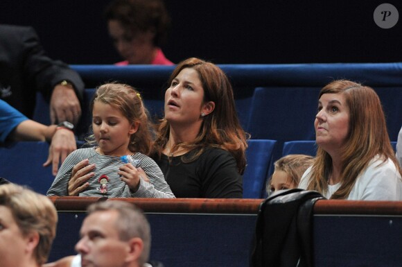Mirka Federer et ses jumelles Charlene Riva et Myla Rose lors du quart de finale du BNP Paribas Masters 1000 entre Roger Federer et Milos Raonic au Palais Omnisport de Paris Bercy, à Paris le 31 octobre 2014