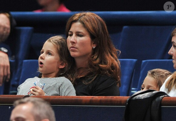 Mirka Federer et ses jumelles Charlene Riva et Myla Rose lors du quart de finale du BNP Paribas Masters 1000 entre Roger Federer et Milos Raonic au Palais Omnisport de Paris Bercy, à Paris le 31 octobre 2014
