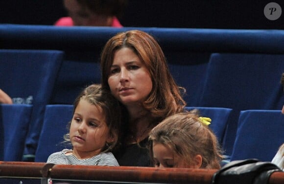 Mirka Federer et ses jumelles Charlene Riva et Myla Rose lors du quart de finale du BNP Paribas Masters 1000 entre Roger Federer et Milos Raonic au Palais Omnisport de Paris Bercy, à Paris le 31 octobre 2014