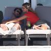 Petite pause avec Justin... Kate Upton, en shooting pour la marque Express qu'elle représente, a eu droit à une visite du vent sous sa jupe, le 1er novembre 2014 à South Beach, Miami.