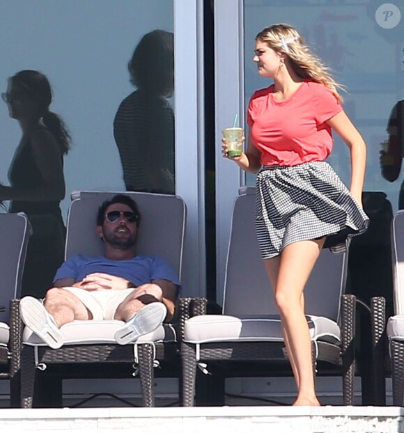 Justin Verlander a assisté à toute la scène. Coquin ! Kate Upton, en shooting pour la marque Express qu'elle représente, a eu droit à une visite du vent sous sa jupe, le 1er novembre 2014 à South Beach, Miami.