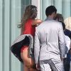 Elle va finir par le remarquer... Non ? Kate Upton, en shooting pour la marque Express qu'elle représente, a eu droit à une visite du vent sous sa jupe, le 1er novembre 2014 à South Beach, Miami.