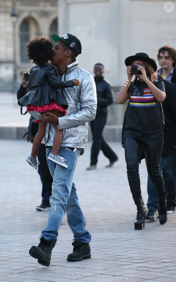 Beyoncé, Jay Z et leur fille Blue Ivy au musée du Louvre à Paris, le 7 octobre 2014.