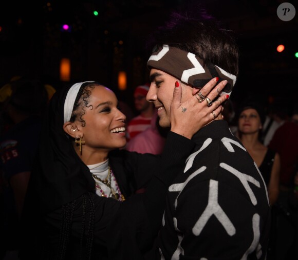 Zoë Kravitz et Joe Jonas lors de la soirée organiée par Heidi Klum au TAO Downtown à New York, le 31 octobre 2014.