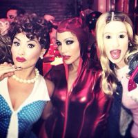Jennifer Lopez : Diablotin sexy pour Halloween avec Demi Lovato et Iggy Azalea