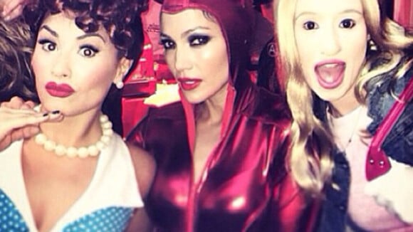 Jennifer Lopez : Diablotin sexy pour Halloween avec Demi Lovato et Iggy Azalea