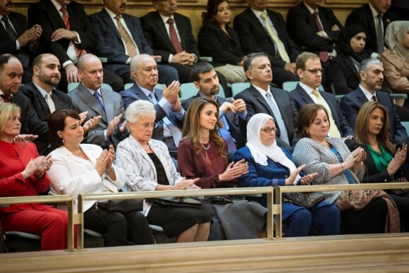 Rania de Jordanie et la famille royale, avec dans ses rangs Zeina Lubbadeh, lors du Discours du Trône du roi Abdullah II le 2 novembre 2014 pour l'inauguration de la session du Parlement.