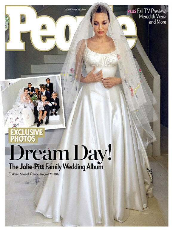 La couverture du magazine People avec les photos du mariage d'Angelina Jolie (habillée d'une robe Atelier Versace) et Brad Pitt