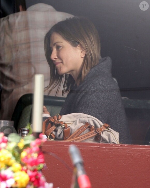 Jennifer Aniston affichant une cicatrice sur le menton, sur le tournage du film "Cake" à Los Angeles, le 8 avril 2014