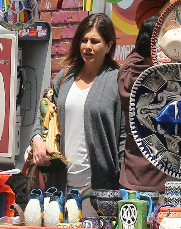 Jennifer Aniston, look vieillot et bouffie, sur le tournage du film "Cake" à Los Angeles, le 22 avril 2014.