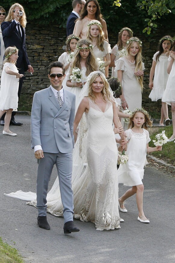 Kate Moss confie à son ami John Galliano la confection de sa robe de mariée
