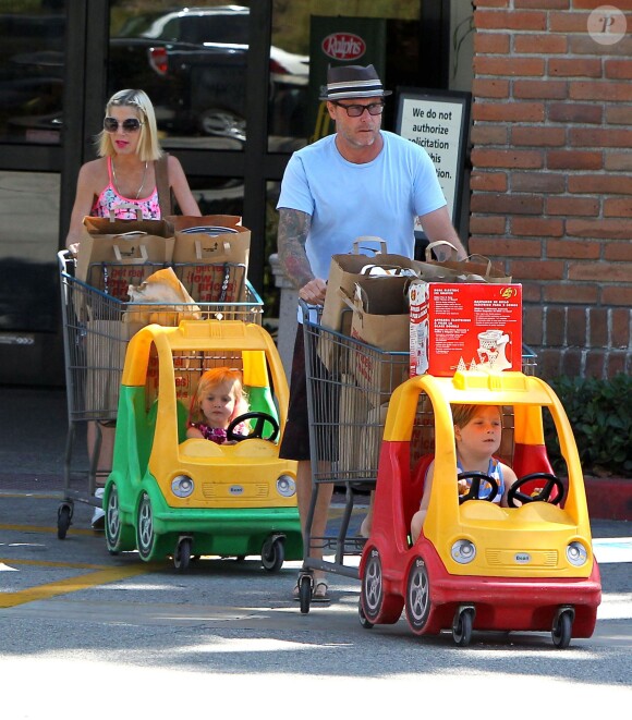 Tori Spelling fait du shopping avec son mari Dean McDermott et leurs enfants Liam, Stella et Hattie à "Ralphs" à Malibu, le 23 août 2014.
