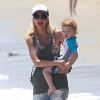 Tori Spelling passse la journée avec son mari Dean McDermott et leurs enfants sur une plage à Malibu, le 26 juillet 2014.