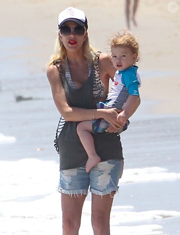 Tori Spelling passse la journée avec son mari Dean McDermott et leurs enfants sur une plage à Malibu, le 26 juillet 2014.