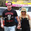 Tori Spelling et son mari Dean McDermott se promènent main dans la main à Los Angeles. Le 19 juillet 2014.
