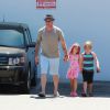 Tori Spelling, son mari Dean McDermott et leurs 2 enfants les plus âgés Liam et Stella sortent d'un salon de massage thaï à Encino, le 13 juillet 2014.
