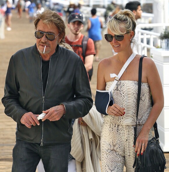 Johnny Hallyday et sa femme Laeticia accompagnés de la grand-mère de la jeune femme, Elyette Boudou, se promènent sur la jetée après un repas dans un restaurant local à Malibu, le 21 juin 2014.