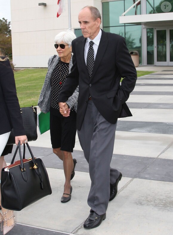 Les parents d'Amanda Bynes, Rick Bynes et Lynn quittent le palais de justice à Oxnard, Los Angeles, le 31 Octobre 2014.