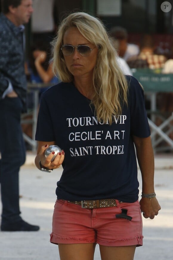 La sexy Cécile de Ménibus participe au tournoi de pétanque des VIP sur la Place des Lices à Saint-Tropez, le 11 août 2014.