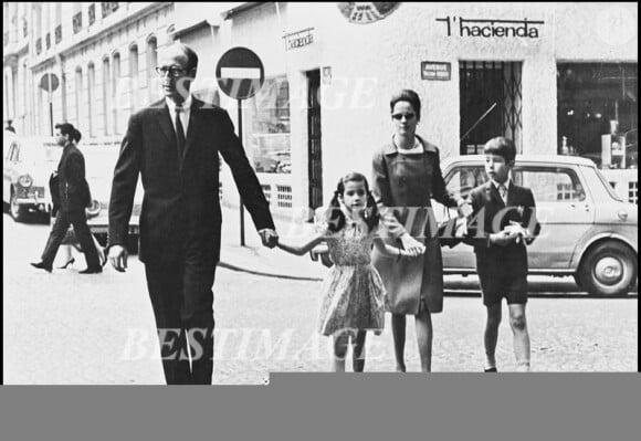 Valéry Giscard d'Estaing, ministre des Finances, avec sa femme Anne Aymone, et leurs enfants, à Paris en 1965