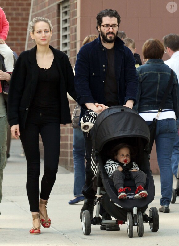 Leelee Sobieski et son mari Adam Kimmel se promenant avec leur fille Louisanna à New York le 1er mai 2011