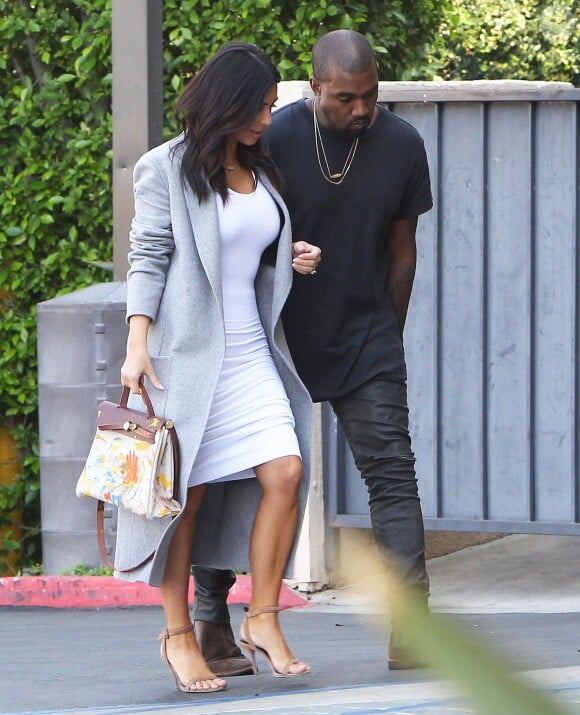 Kim Kardashian, Kanye West et Kris Jenner se rendent à leur bureau à Woodland Hills. Kim porte fièrement le sac Hermès peint à la main par sa fille North pour son anniversaire! Le 10 novembre 2014 