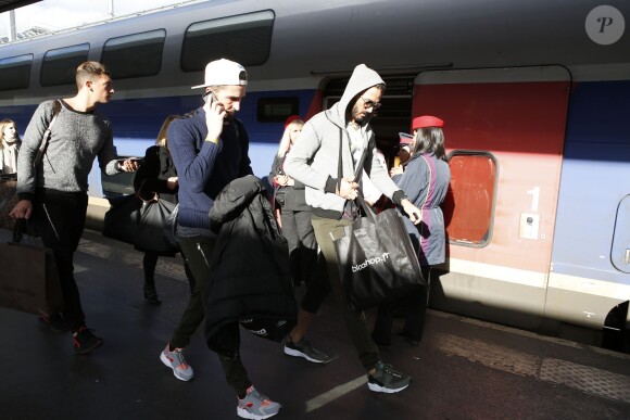 Thomas Vergara, sa mère Sylvia et des amis prennent un TGV à la gare de Lyon à Paris, France le 12 Novembre 2014.