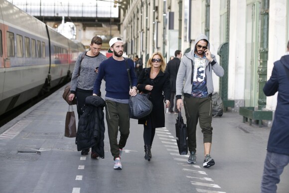 Thomas Vergara, sa mère Sylvia et des amis prennent un TGV à la gare de Lyon à Paris, France le 12 Novembre 2014.