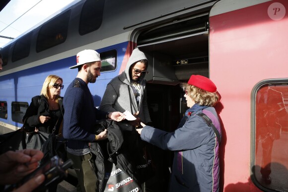 Thomas Vergara, sa mère Sylvia et des amis prennent un TGV à la gare de Lyon à Paris, France le 12 Novembre 2014.