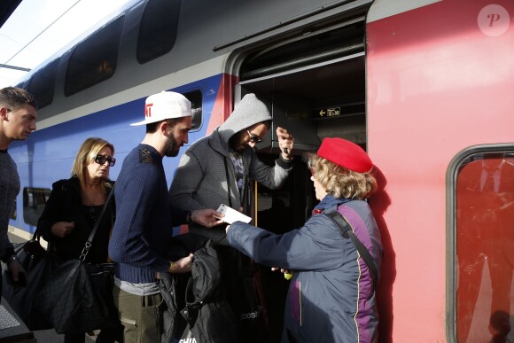 Thomas Vergara, sa mère Sylvia et des amis prennent un TGV à la gare de Lyon à Paris, France le 12 Novembre 2014.