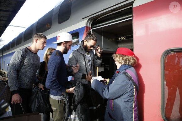 Thomas Vergara, sa mère Sylvia et des amis prennent un TGV à la gare de Lyon à Paris, France le 12 Novembre 2014.