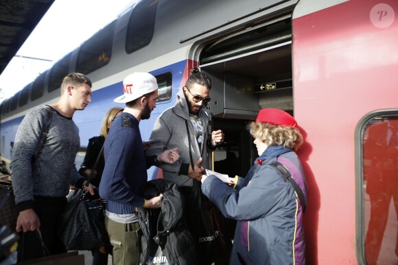 Thomas Vergara, sa mère Sylvia et des amis prennent un TGV à la gare de Lyon à Paris, France le 12 Novembre 2014.