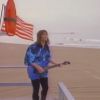 Le rockeur Jimi Jamison dans le clip de "I'm Always Here" pour la série "Alerte à Malibu".