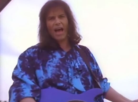 Jimi Jamison dans le clip de "I'm Always Here" pour la série "Alerte à Malibu". Il est mort le 31 août 2014 à 63 ans. 
